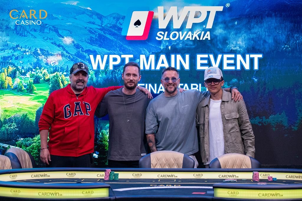 Ein professionell gestalteter Pokertisch mit grünem Filz und einem Stapel von Pokerchips in verschiedenen Farben. In der Mitte des Tisches liegen Spielkarten und die Spieler sind in intensives Spiel vertie