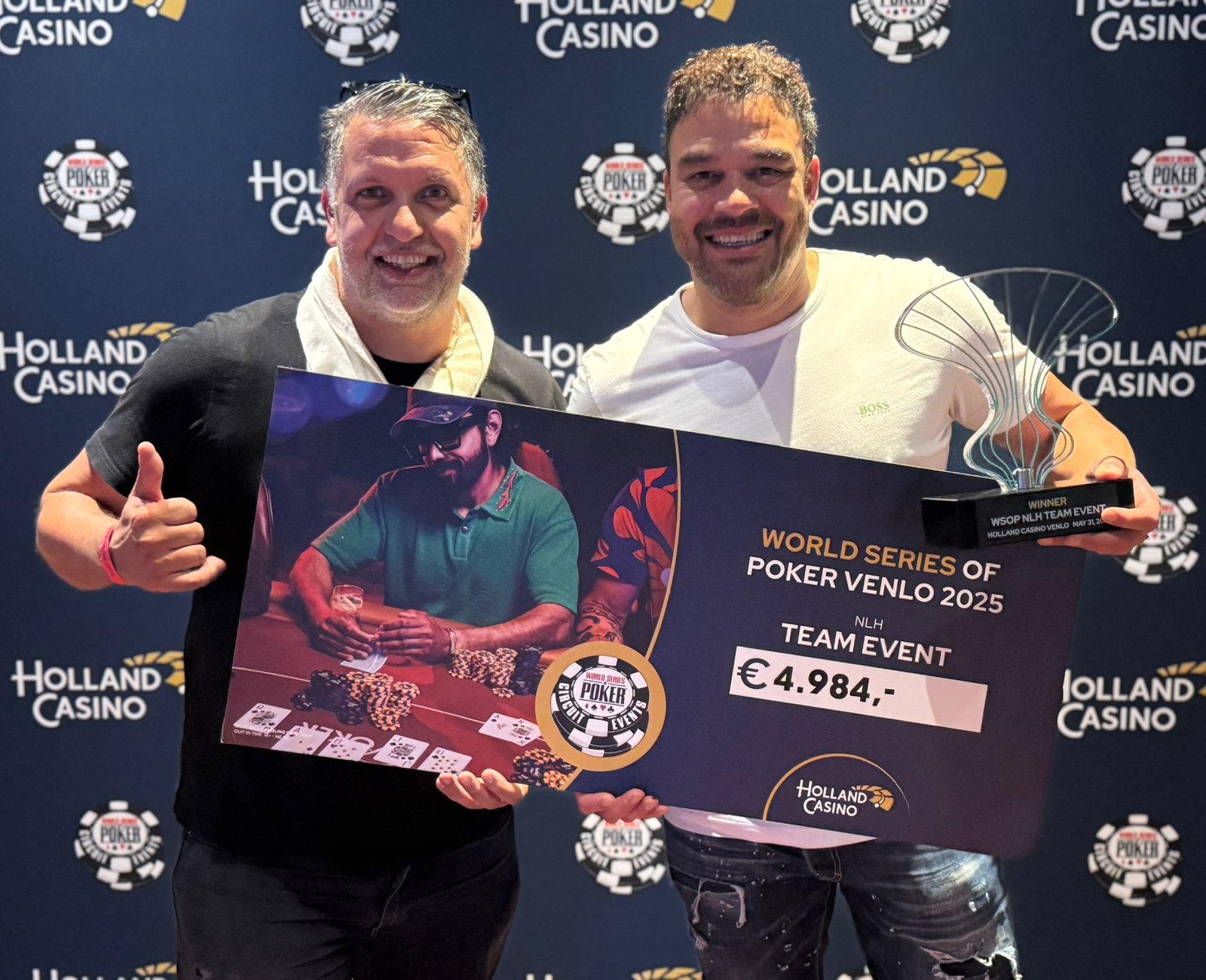 Ein Team von Pokerspielern feiert ihren Sieg beim WSOP Teamevent. Die Spieler tragen Pokerkappen und halten stolz Trophäen in die Luft, während Konfetti um sie herum fällt.