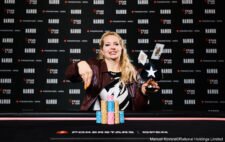 Ein Porträt von Celine Gina Zimmermann, einer professionellen Pokerspielerin, die konzentriert an einem Pokertisch sitzt und Karten in der Hand hält. Sie trägt ein elegantes Outfit und