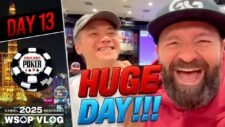 Ein Mann in einem schwarzen T-Shirt und einer Baseballkappe sitzt an einem Pokertisch. Er schaut konzentriert auf seine Karten und filmt sich selbst mit einer Kamera für seinen Vlog.