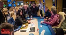 Ein Poker-Turnier mit verschiedenen Spielvarianten, das während des Festivals in Rozvadov stattfindet. Auf dem Bild sind Spieler an einem Tisch zu sehen, die konzentriert ihre Karten betrachten. Im H