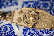 Ein goldenes Armband mit dem Logo der World Series of Poker (WSOP) 2025.