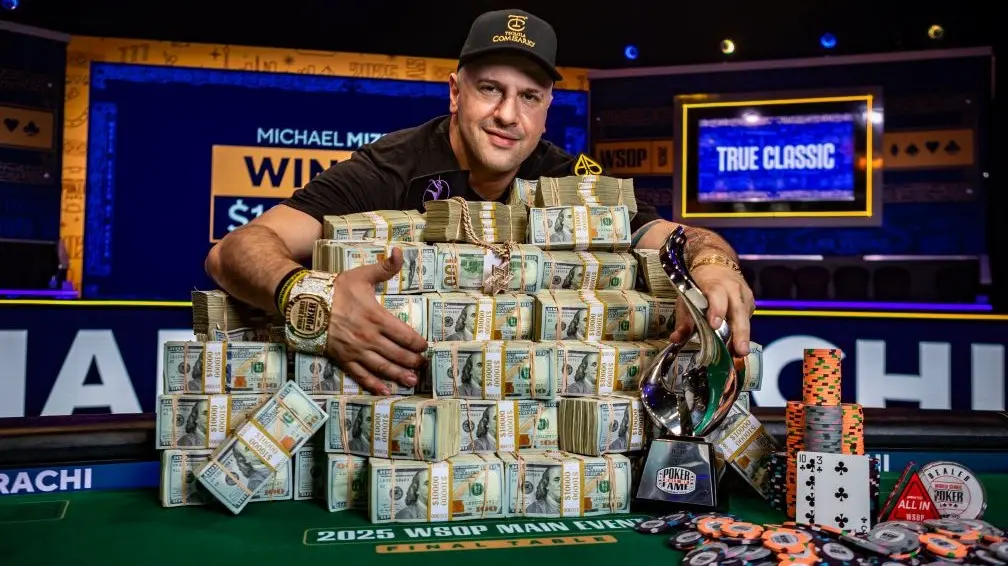 Michael Mizrachi nach seinem Main Event Gewinn - Das Bracelet an seinem rechten Handgelenk